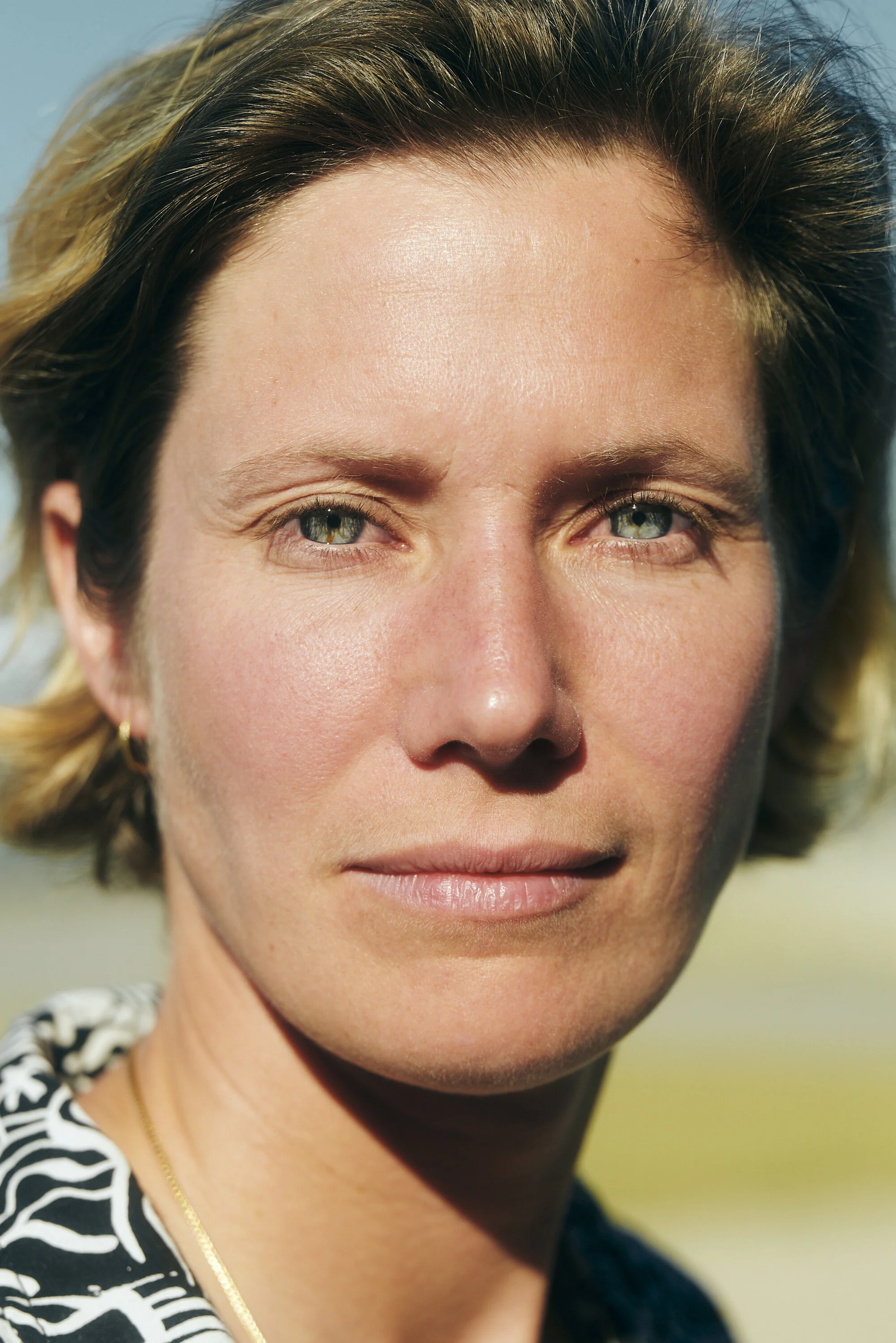 Nahaufnahme Lea Schairer im Freien.