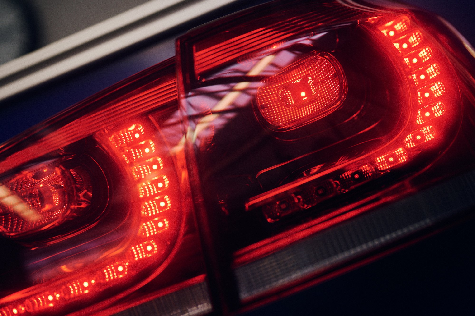 Nahaufnahme eines leuchtenden Rücklichts eines Fahrzeugs mit LED-Technologie.