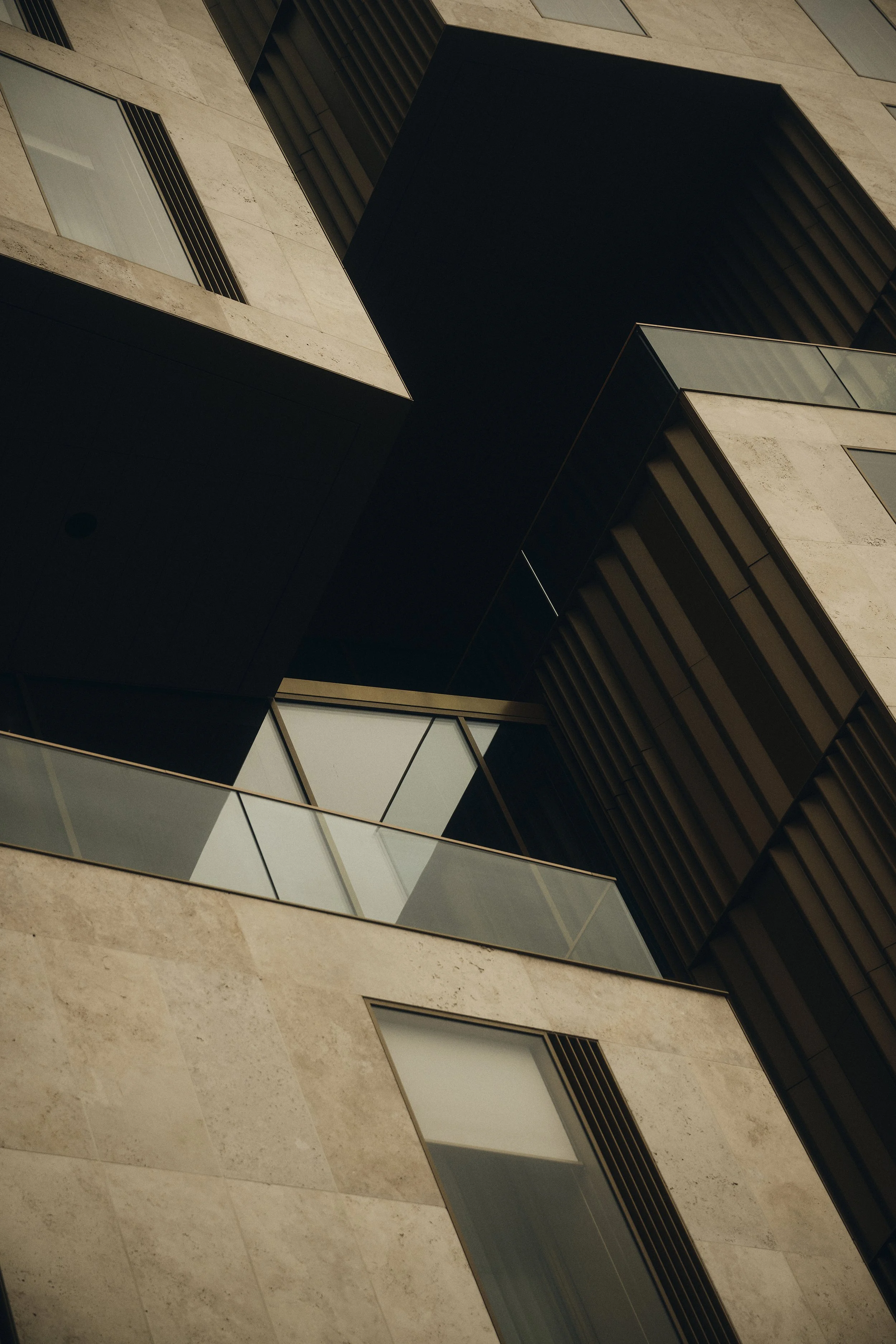 Moderne Architektur mit Glasbalustraden und geometrischen Fassadenelementen.