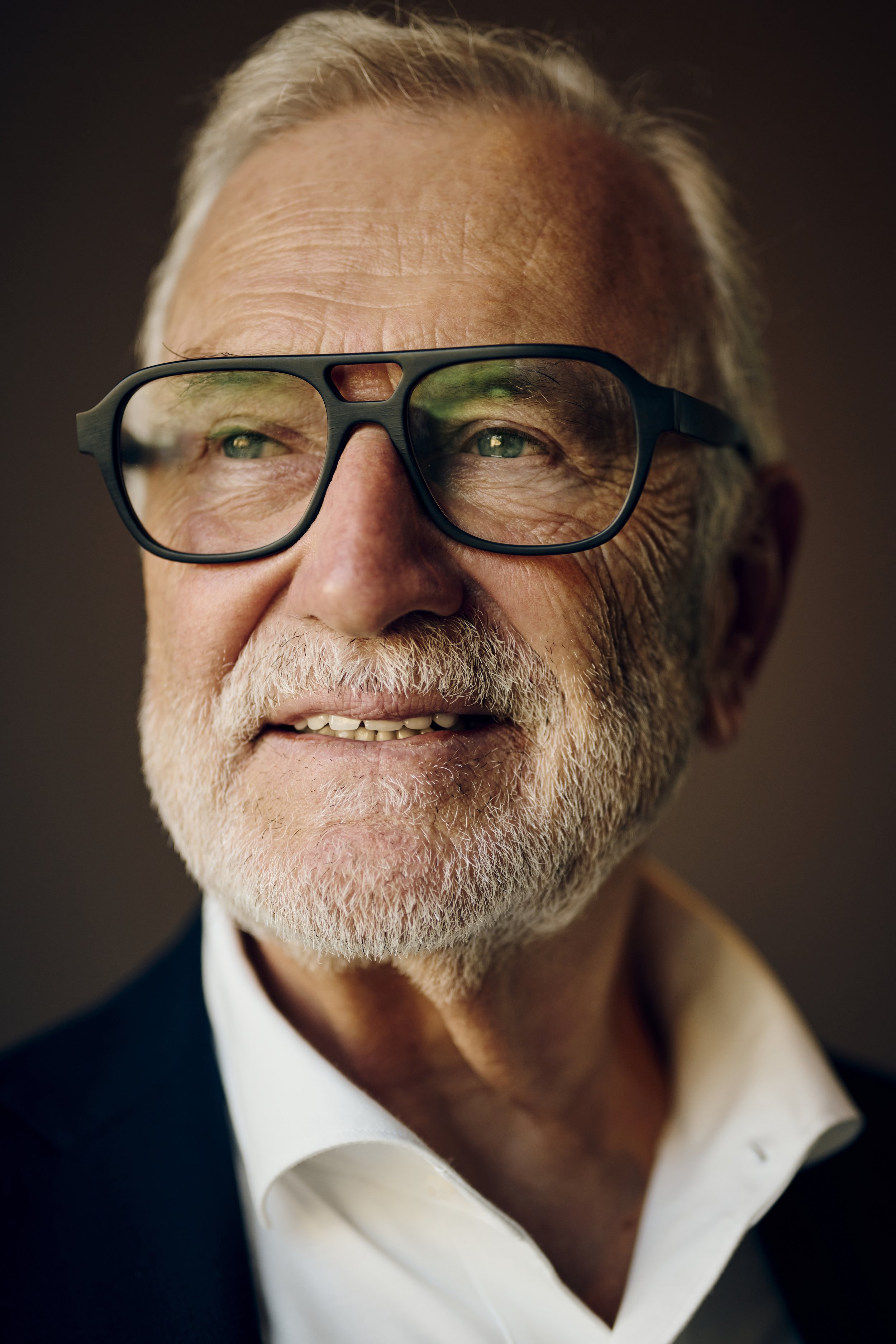 Porträt Dieter Müller Brille und Bart, der seitlich schaut.