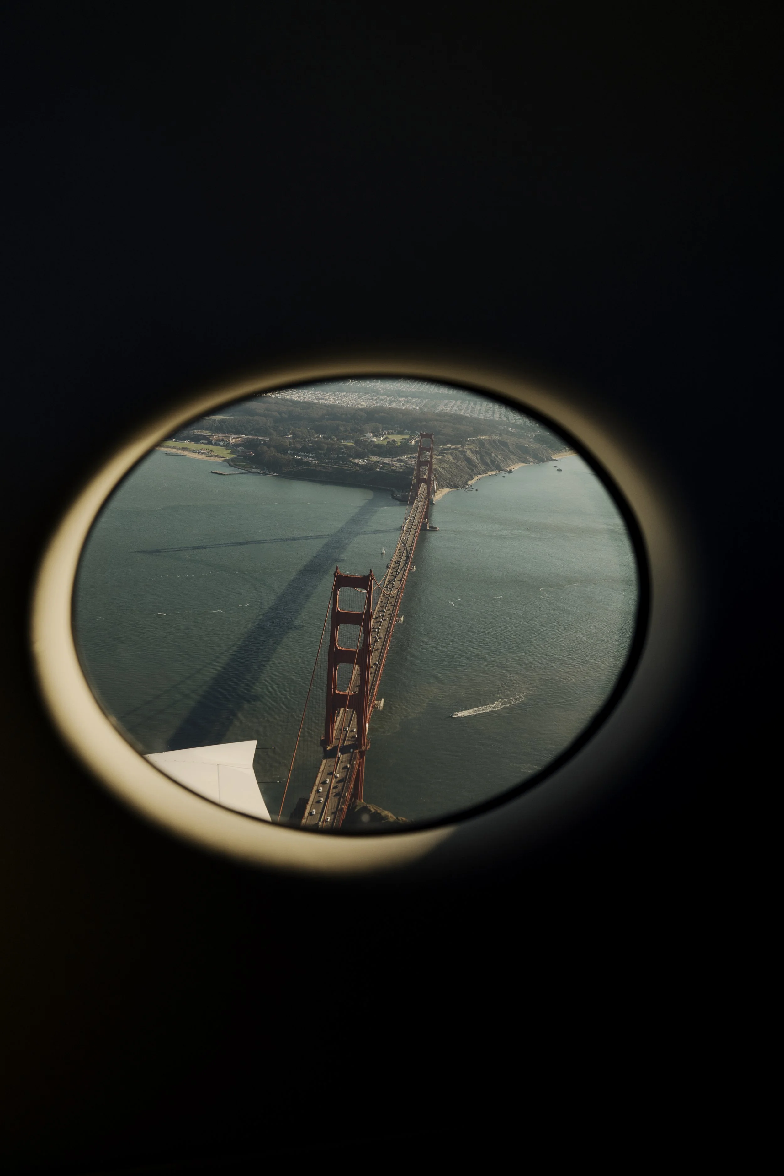 Blick auf die Golden Gate Bridge aus einem Flugzeugfenster