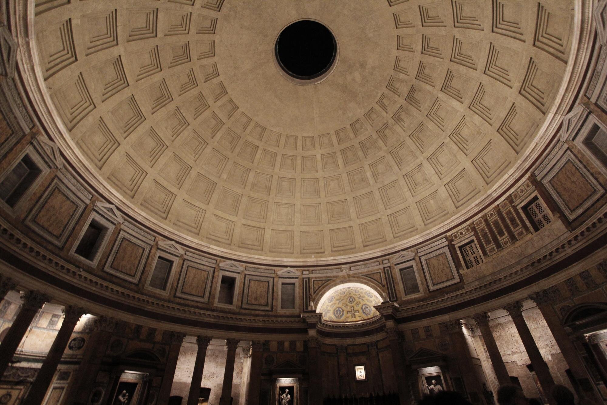 Innenansicht der Kuppel des Pantheons in Rom, mit zentralem Oculus und klassischer Architektur.