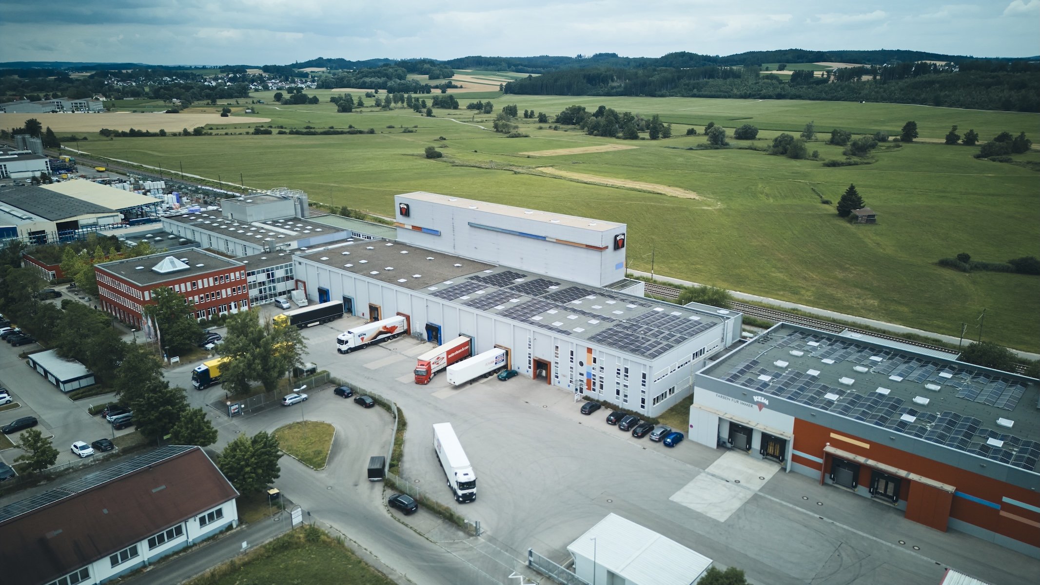 fertigungslinie-prozess-drohne-drone-shot-photography-teamwork-mitarbeiter-technik-effizienz-modern-quality.jpg