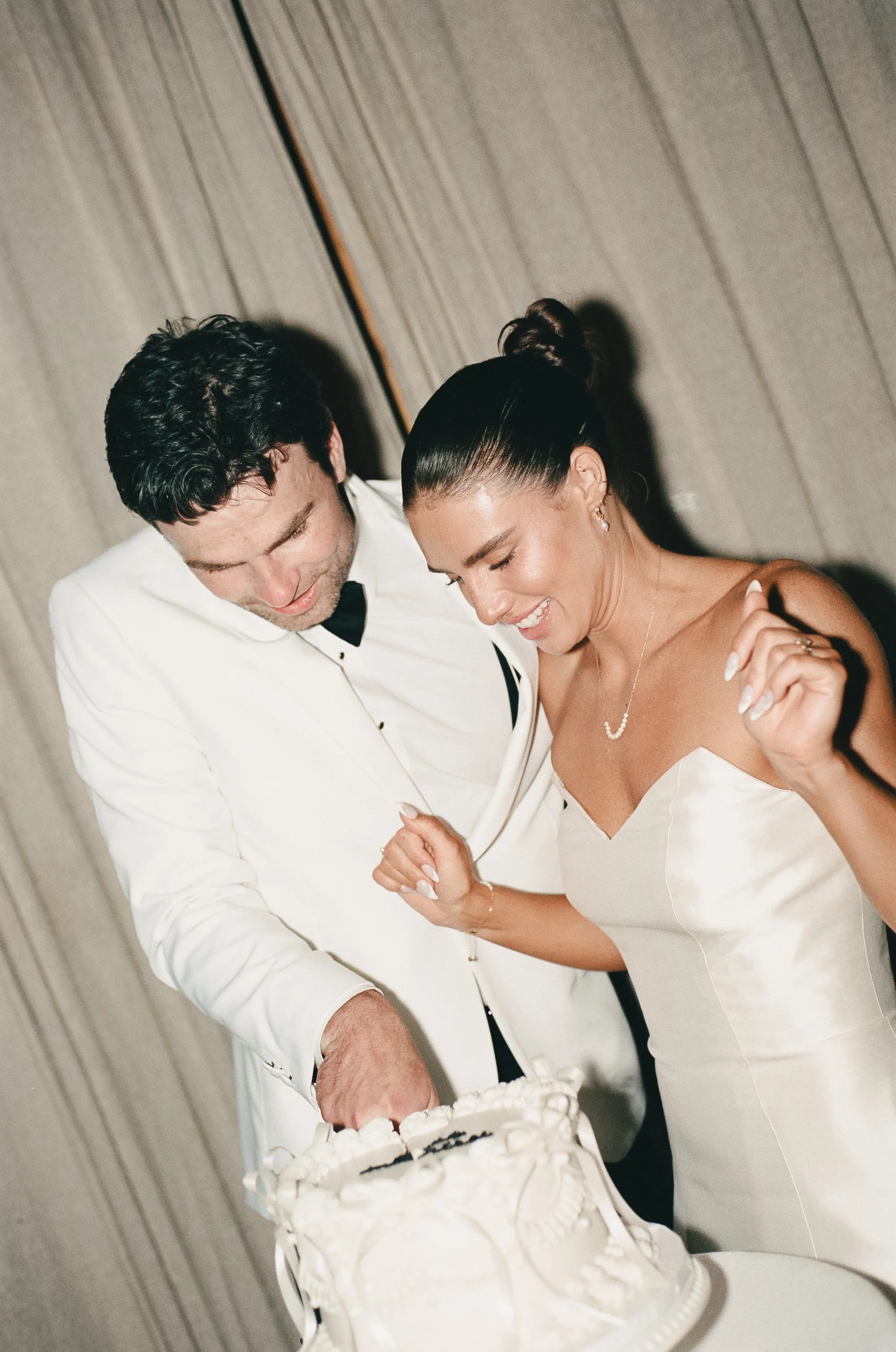 Sydney Kyberson Photography | Wedding Cake Cutting 