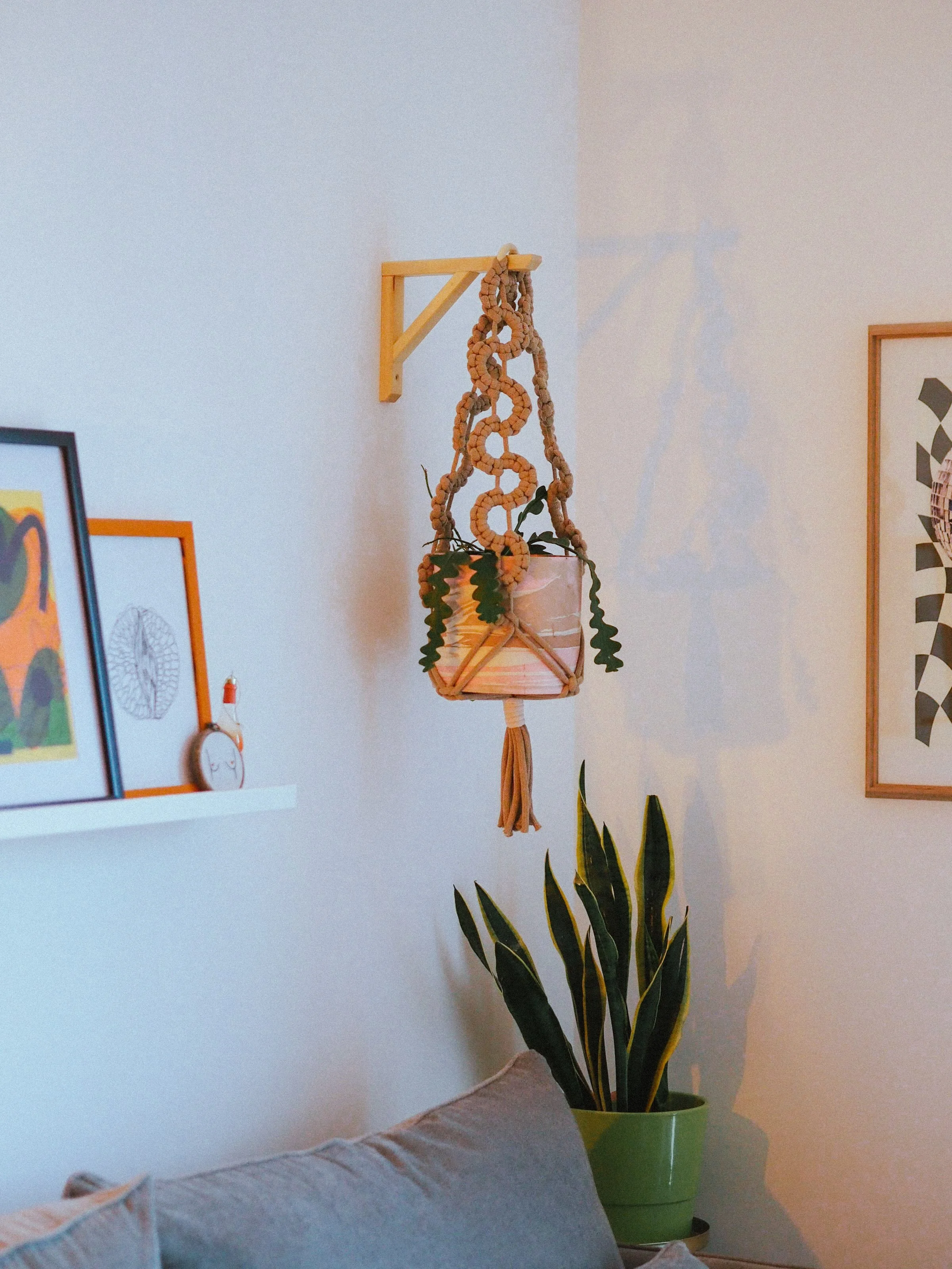 Chunky Wave Plant Hanger: Sand
