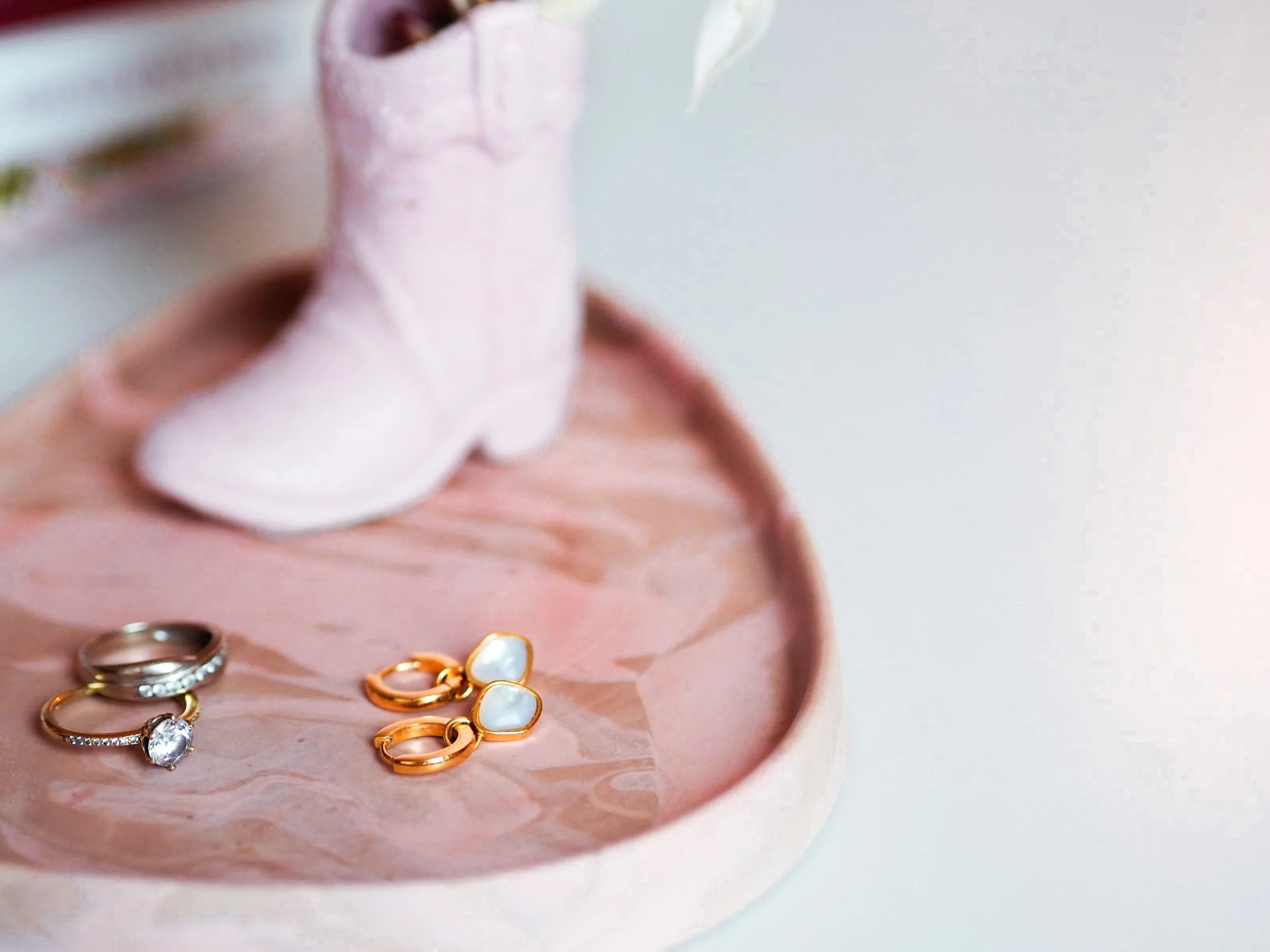 Egg-shaped Trinket Tray: Strawberry Champagne