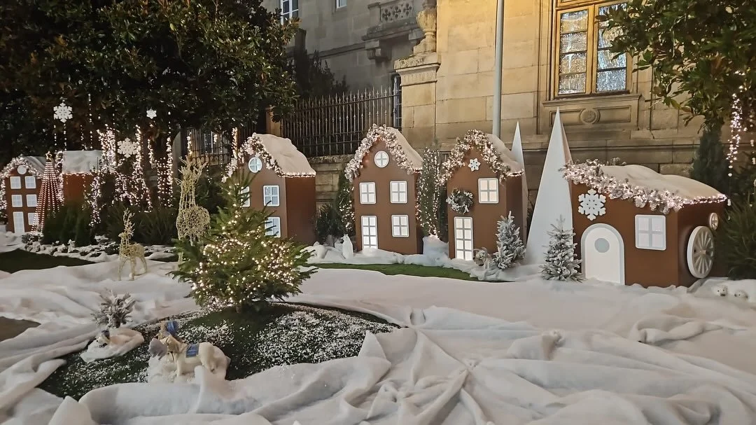 As&iacute; fue el proceso y el resultado final de las casetas navide&ntilde;as que entregamos para el Concello de Ourense 🎄
Estructura realizada con un bastidor de madera de abeto 60x40 mm y cerramientos con tablero MDF-H, mecanizado en taller y esm