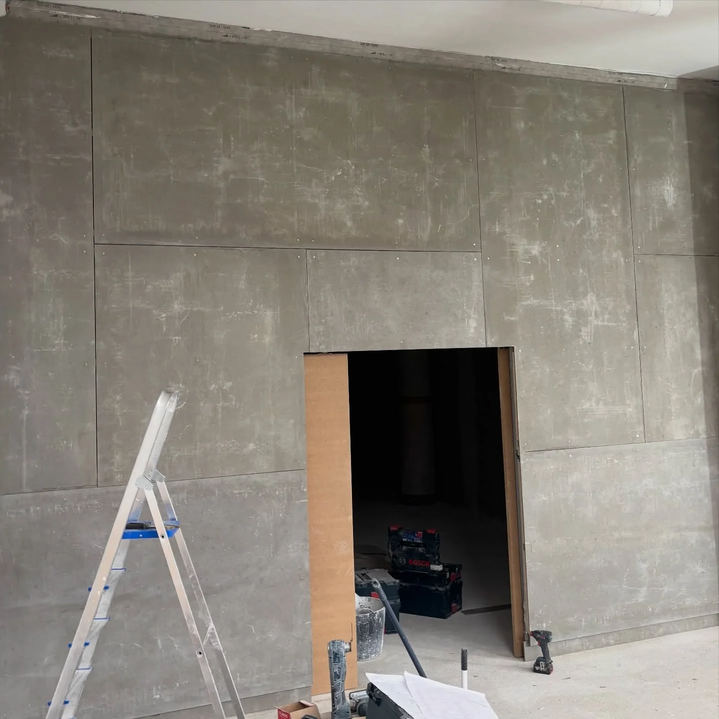 En este tabique de entramado de madera estamos incorporando un revestimiento sobre rastrel de tablero de madera-cemento que sigue un patr&oacute;n peculiar. Muy pronto lo tendremos finalizado pero hoy os mostramos un momento del proceso de construcci