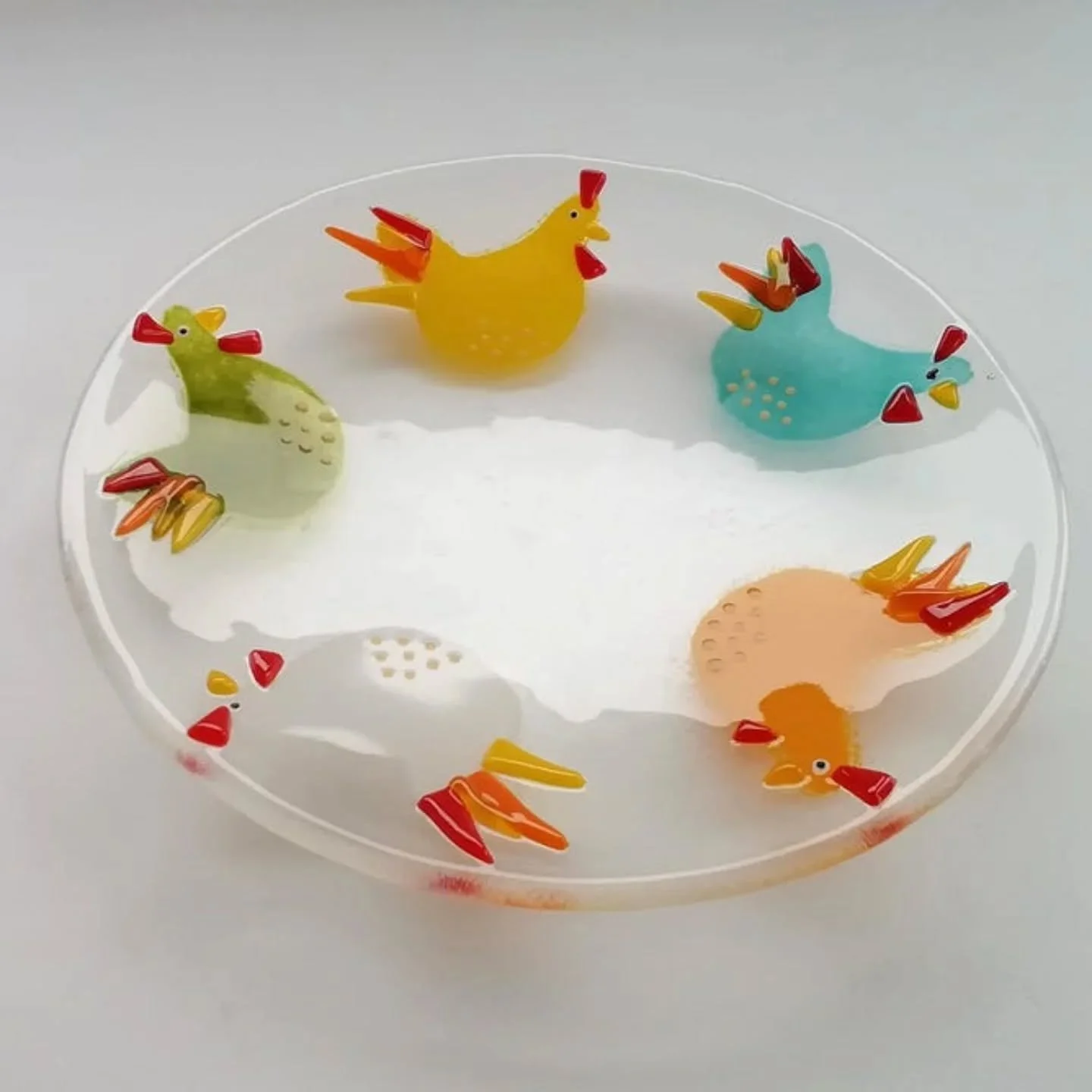 A new chicken bowl to match my chicken bunting. Perfect for kitchen decor, or Easter treats😊
#fusedglassart 
#easterdecor 
#chickenbowl 
#eastertreats 
#colourfulglass