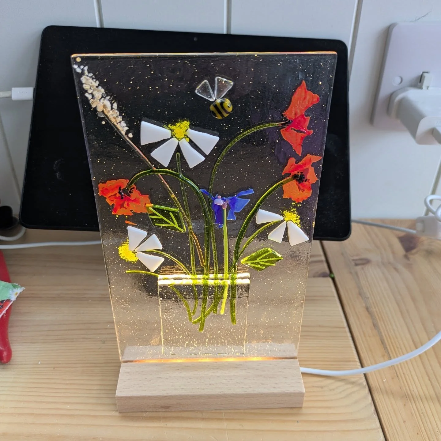 I've been playing around with February's workshop subject. Just to model ideas for the participants. I quite like this daisy and poppy piece😊
#workshopmodelling 
#everlastingbouquet 
#fusedglassart 
#creatememories 
#handmadebyyou