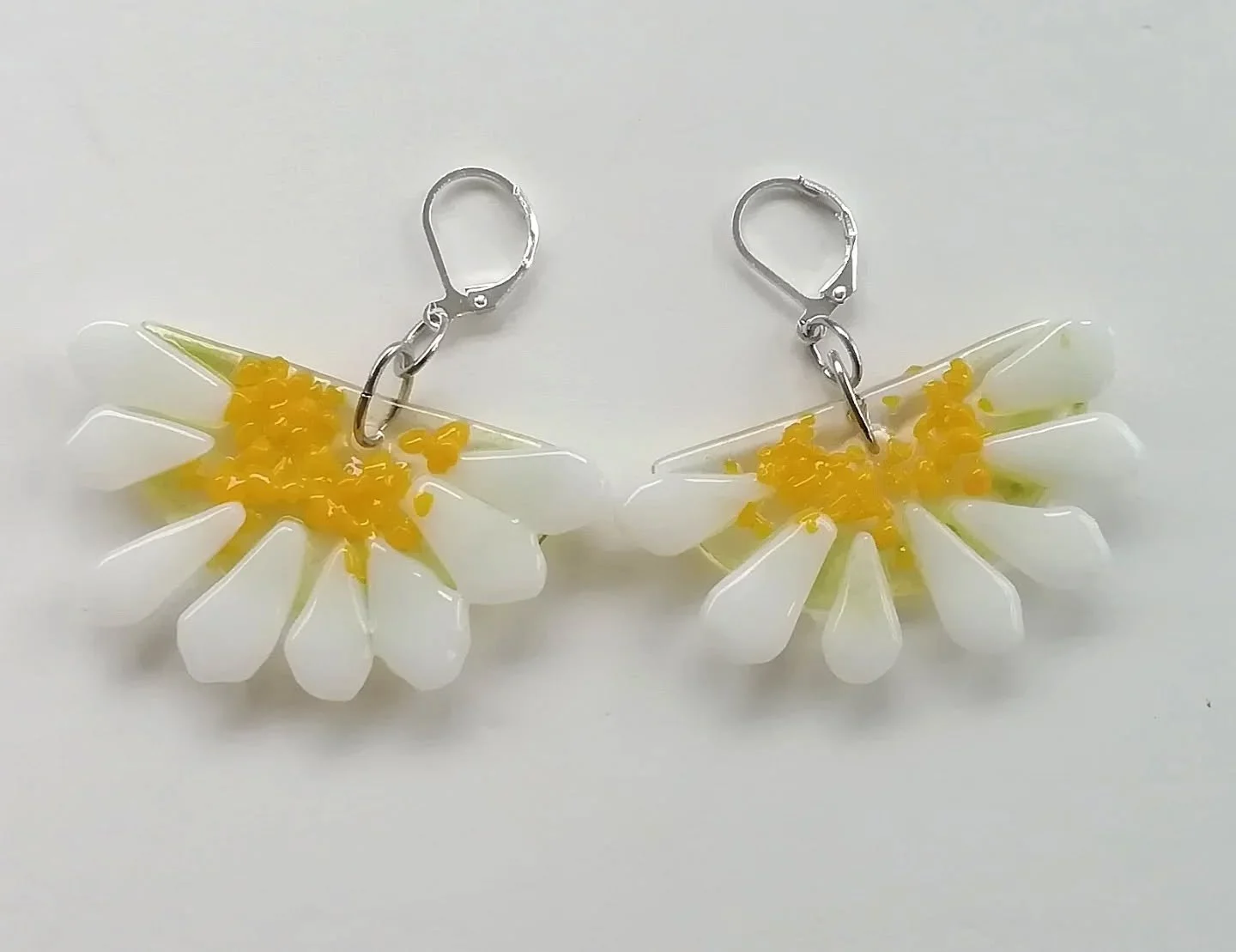I had a random idea about making earrings, what a faff to do!!! But actually I like them!!! 
#earrings
#fusedglass
#daisies 
#bohostyle 
#summervibes