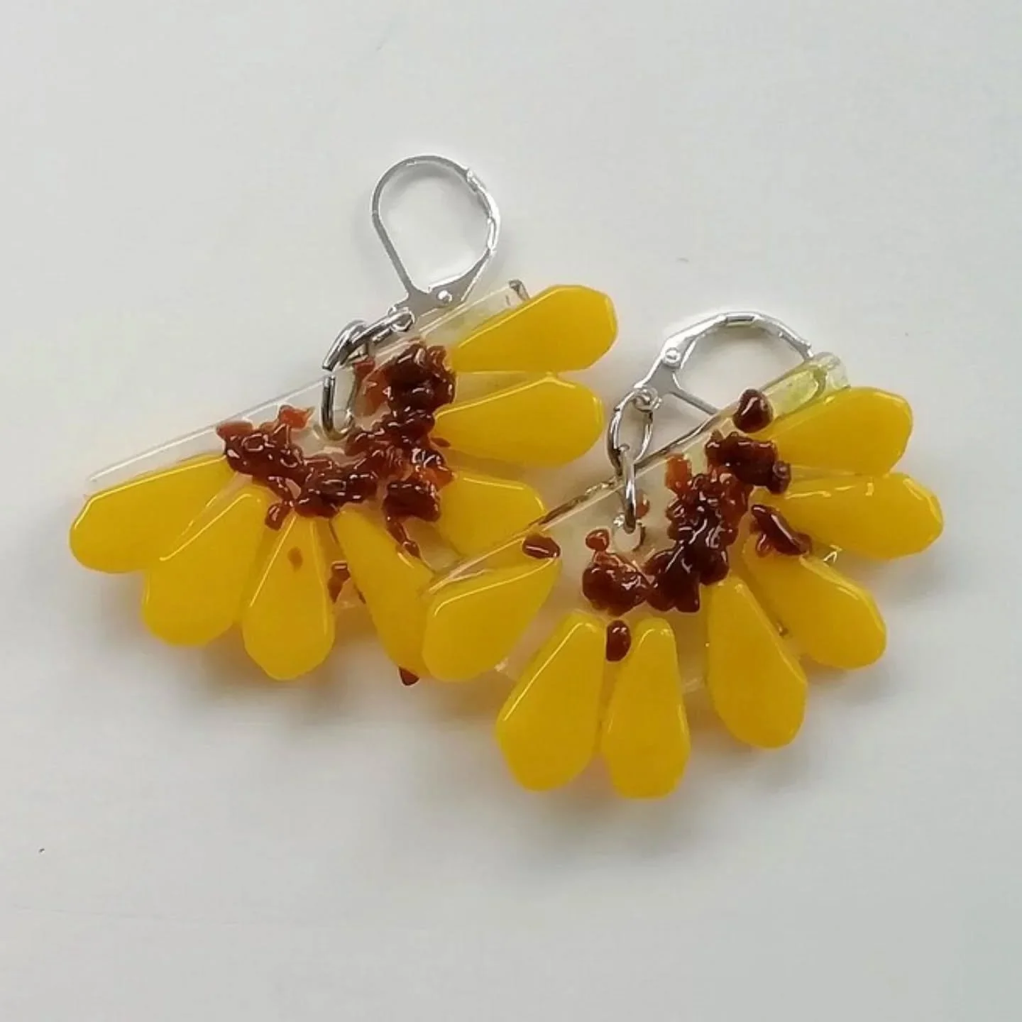 A different variation to the daisy earrings. Little dangly Sunflowers to bring some sunshine🌞