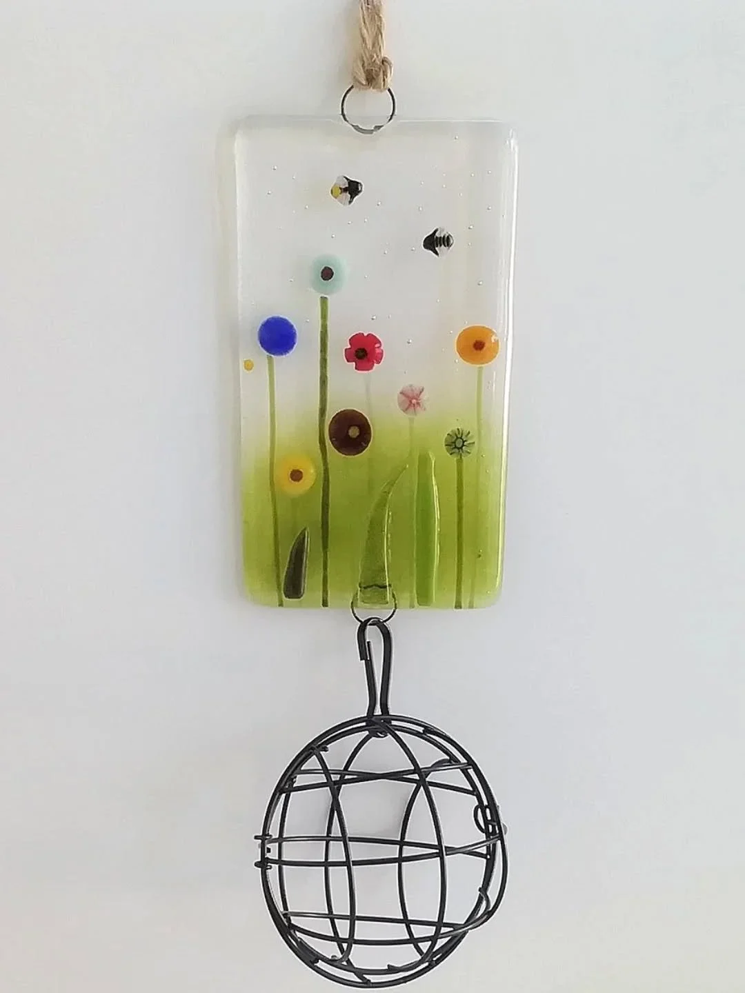 Why not treat the birds to a suncatcher with their fat balls? Pop one into the cage and hang from a tree😊
#birdfeeder 
#fatballs 
#gardenbirds 
#suncatchers 
#gardenart