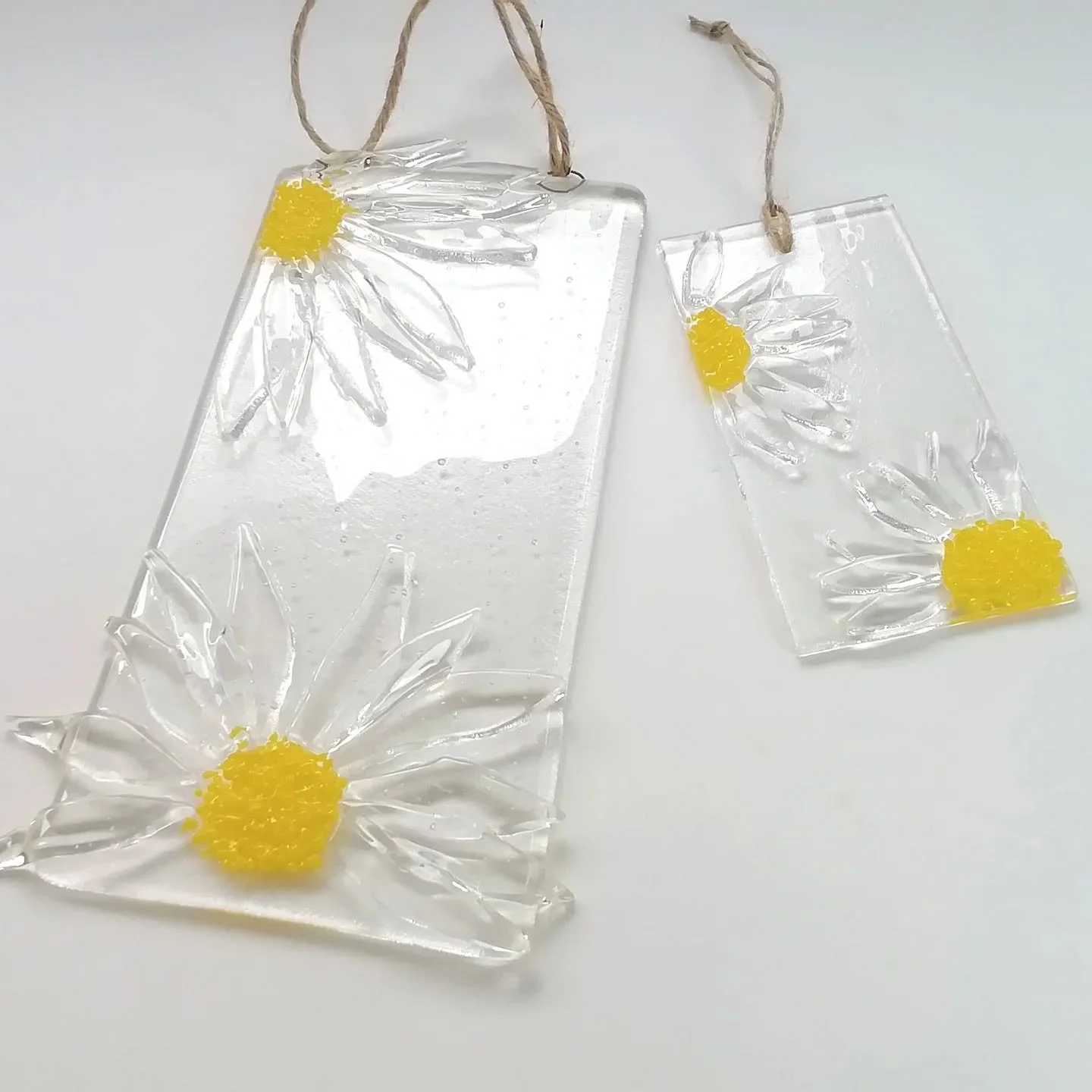 New workshops are on my website. New location on a Thursday afternoon. The first session is to make this daisy wall art- come and join us!
#learntofuseglass 
#becreative 
#glassart
#makedaisies
#newskills