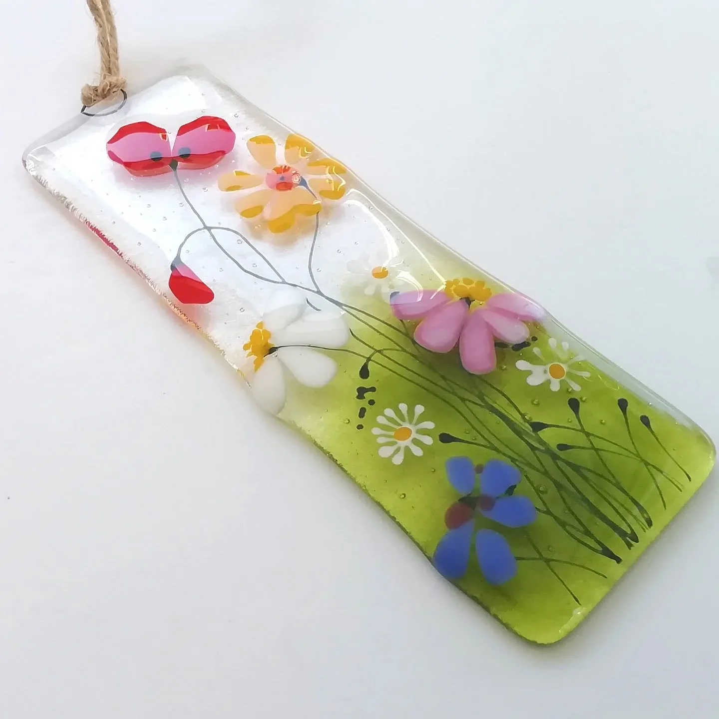 Okay, we appear to be back to winter today! What is going on!? Here's a suncatcher to brighten your day.
#happythings 
#glassartistuk 
#handmadeonfolksy 
#fusedglassart 
#suncatchers