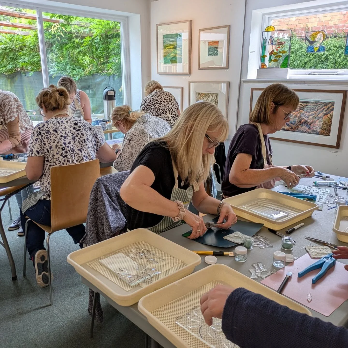 A really fun afternoon @beveregallery making large daisy suncatchers. 
#workshops 
#worcestercrafting 
#sunnyafternoon☀️ 
#suncatchers