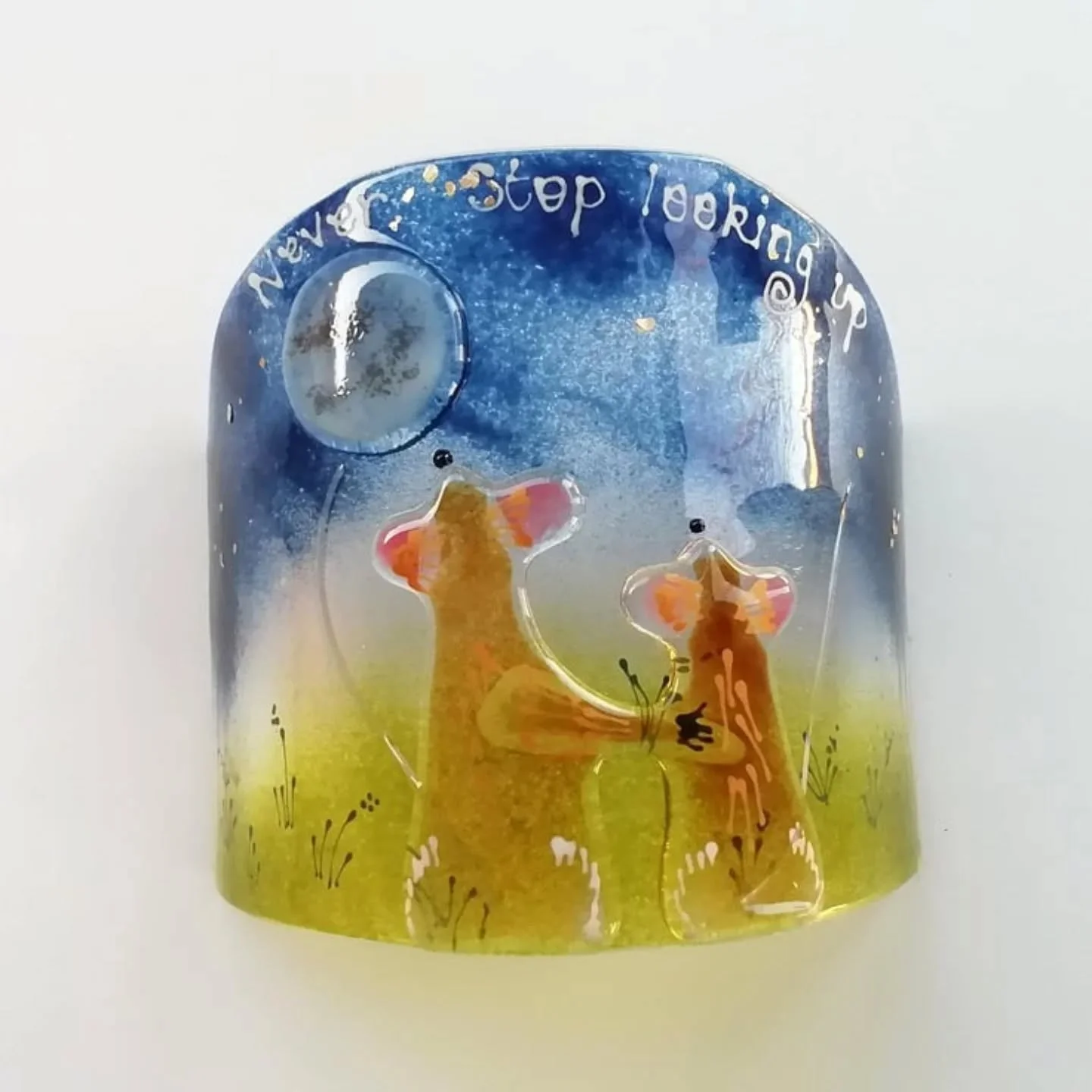 Never stop looking up! Two little doormouse.....doormice?.....doormices?.... Oh never mind🤣. Available in my Folksy shop.
#glassart
#fusedart 
#doormouse