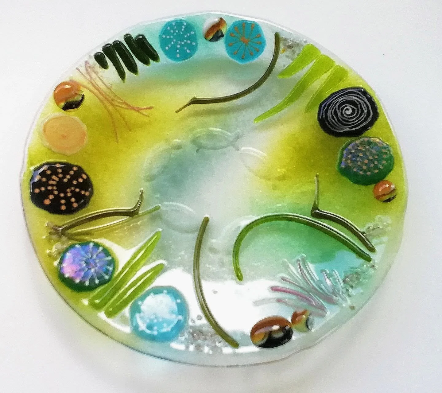 My rock pool bowl, perfect for snacks, stand alone art or bathroom decor🐠🐟🐡
#rockpools 
#beachcombing 
#artglass 
#bathroomdecoration