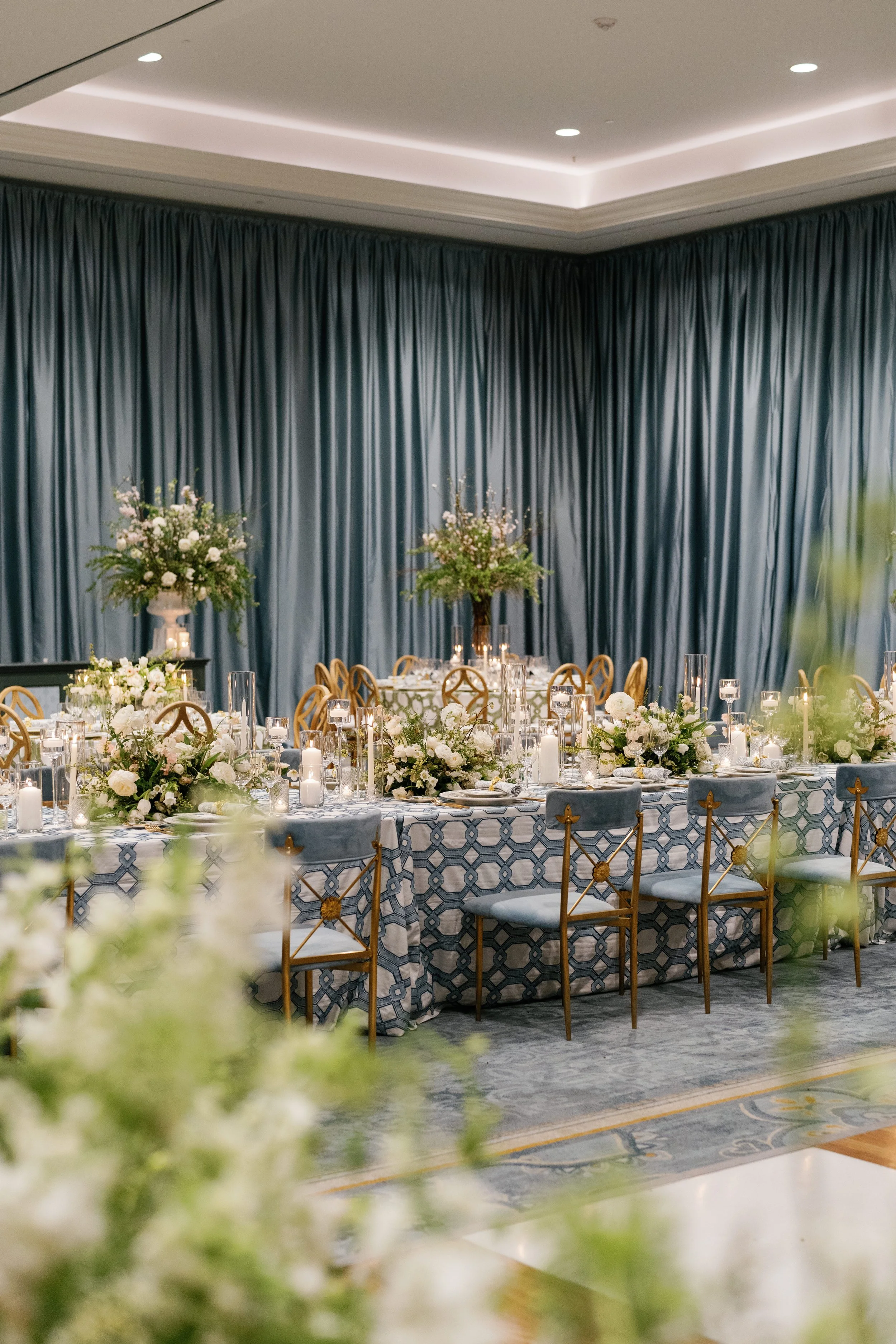 Blue and white boutique tables arrangement in Palmetto Bluff featuring a variety of floral arrangements