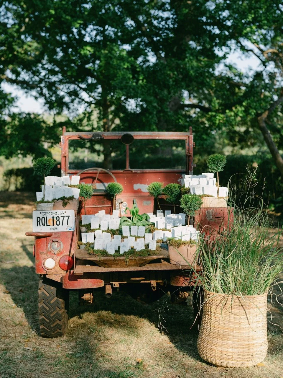 This wedding combines rustic and elegance in a unique and memorable way