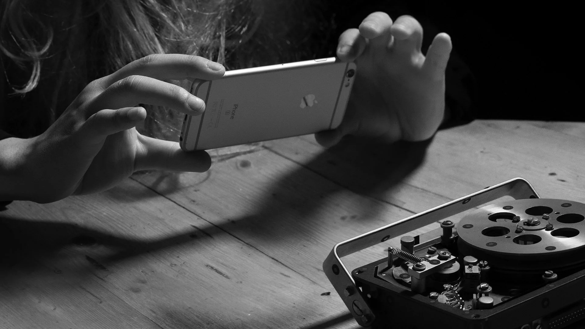 Backyard Psycho (2018)
Manipulated iPhone 6s video | Colour | Stereo Sound |  2' 00" | 23.98 fps |  QR codes embedded in two photographic prints & laser-cut cardboard  | public phone booth