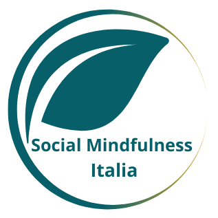 Logo di Social Mindfulness Italia con foglia stilizzata e testo