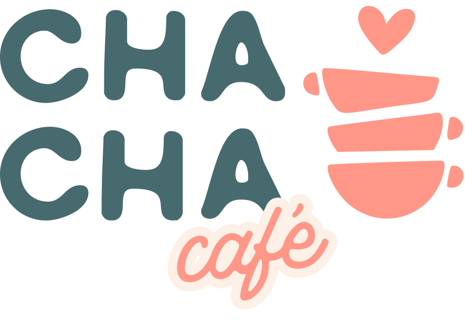 Logo avec le texte 'Chacha café' en lettres stylisées, avec une illustration de trois tasses empilées avec un cœur au sommet en couleur rose.