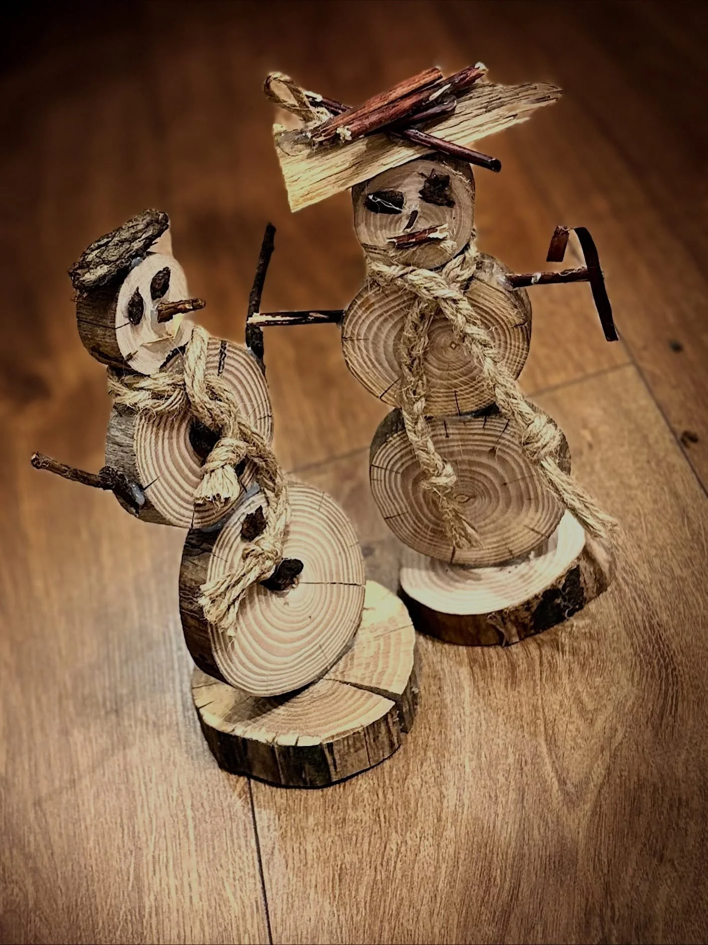 V&aacute;noce se bl&iacute;ž&iacute; 🎄, dekorace milujeme 🤎

&scaron;&aacute;ly &amp; srdce pleten&eacute; - @denca_havlickova 🤎
 
#ručn&iacute;pr&aacute;ce#dekorace#drevo#kfhdřevo 🤎