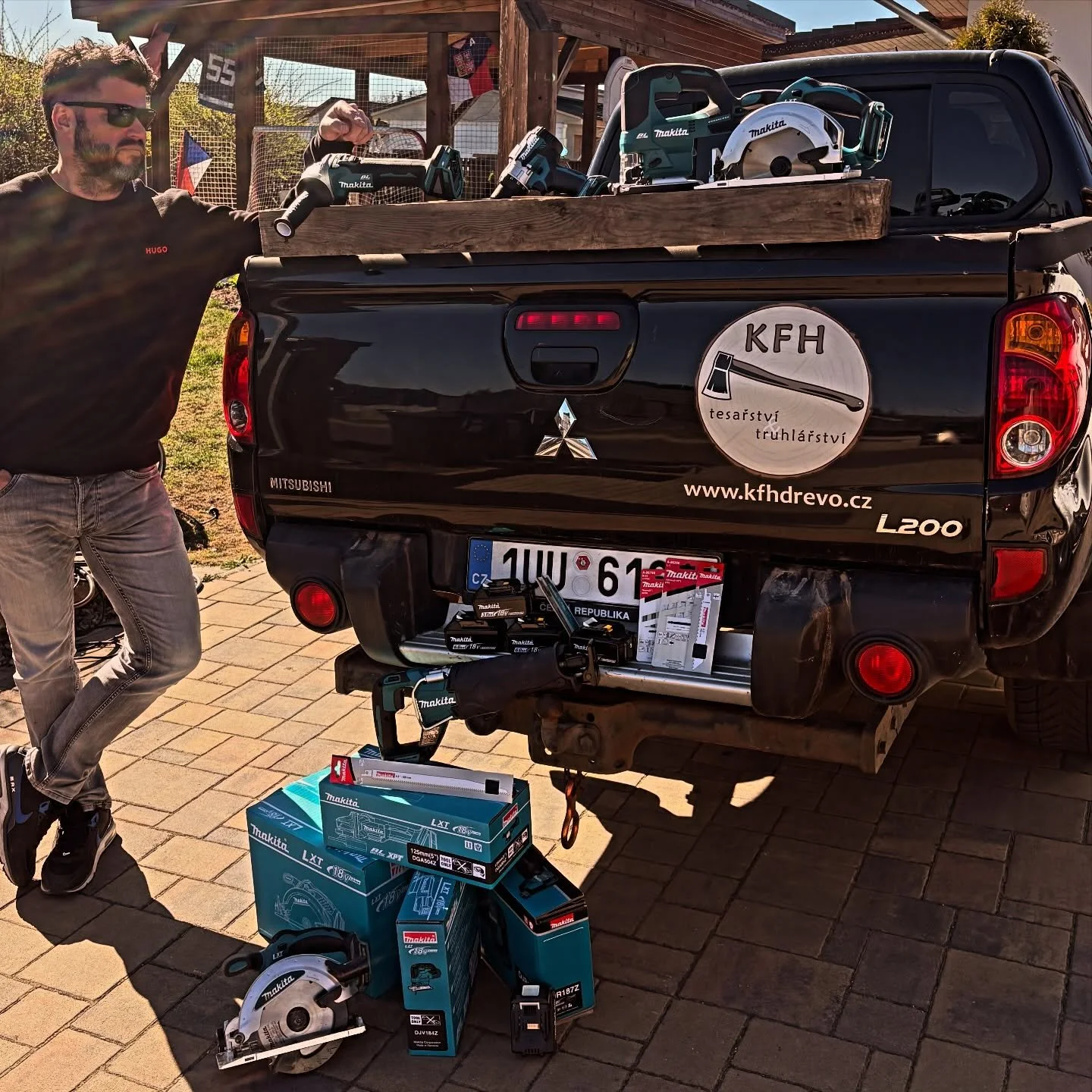 🔥 když to nejde, jedeme i bez proudu 🔥

Do v&yacute;bavy přibylo aku n&aacute;řad&iacute; od Makita

⚡ mak&aacute;me kdekoliv
🔋 i bez kabelů, bez omezen&iacute;
🎯 vy&scaron;&scaron;&iacute; přesnost
⏱️ rychlej&scaron;&iacute; pr&aacute;ce

Terasy