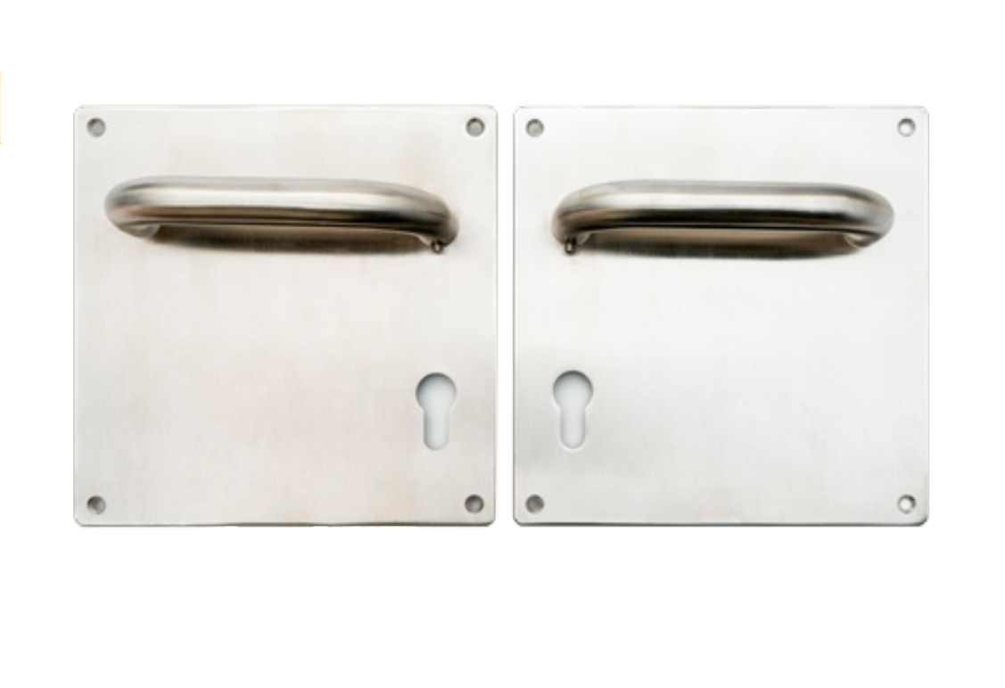 Puxador com placa e entrada para cilindro