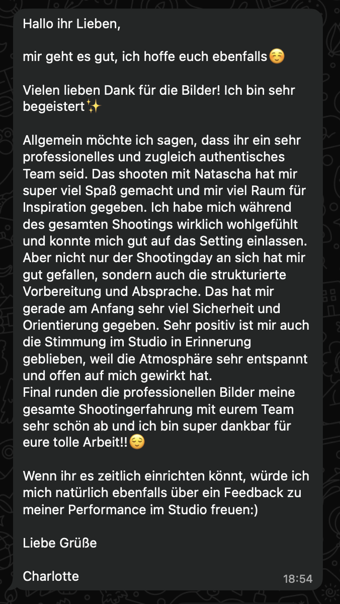 Screenshot eines Textes in einem Chat, in dem sich jemand für ein Fotoshooting bedankt und seine positiven Erfahrungen beschreibt.