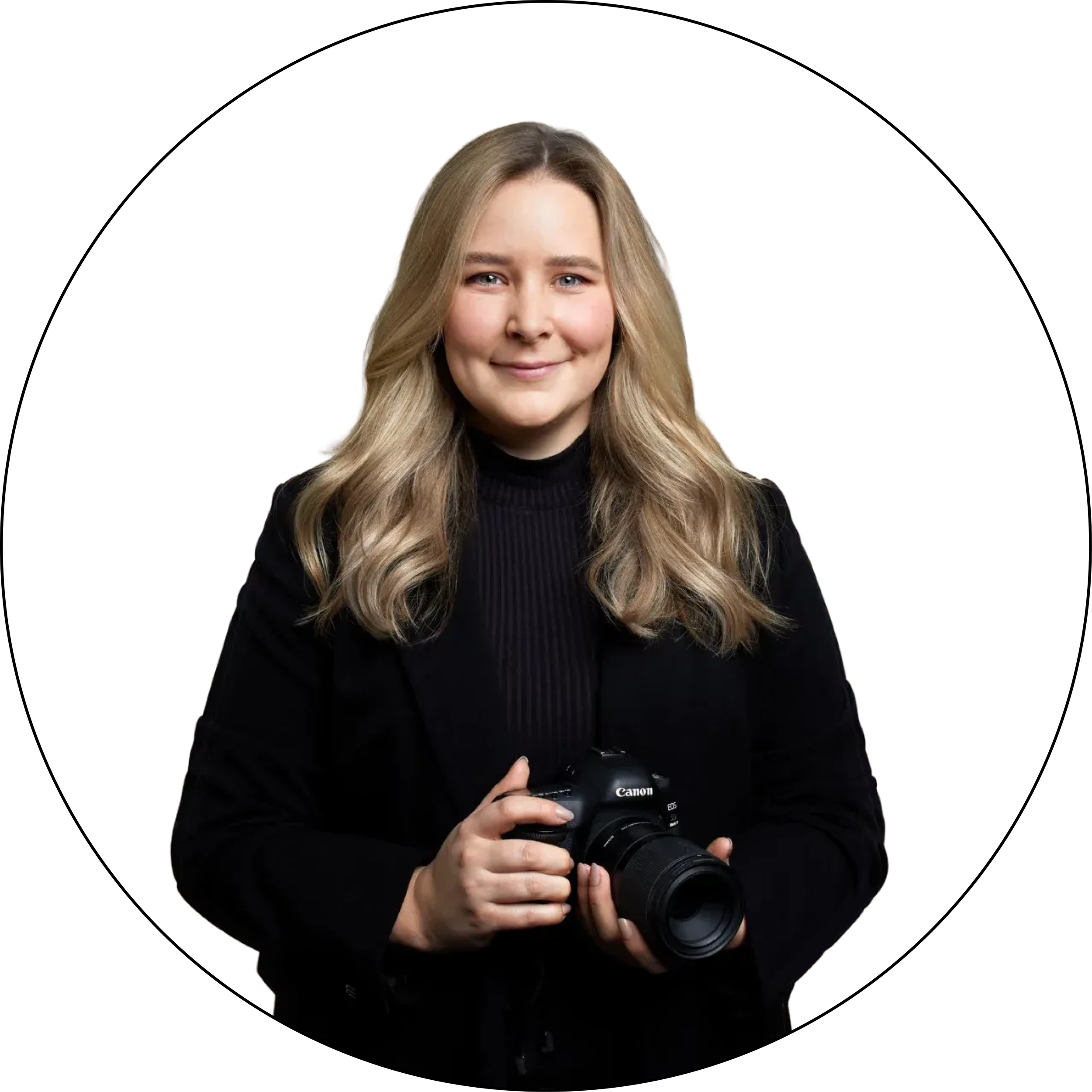 Junge Frau mit Kamera vor schwarzem und weißem Hintergrund.