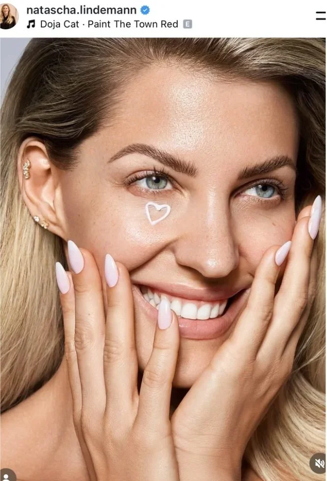 Echtes Foto von Influencerin Sarah Harrison • 3 Mio. Follower