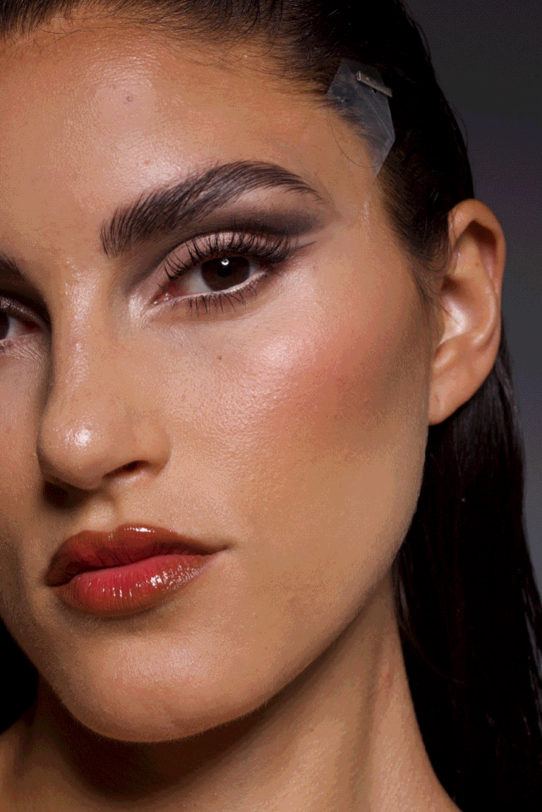 Nahaufnahme eines Models mit dunklen Haaren, starkem Make-up und sichtbar in einem Studio aufgenommen.