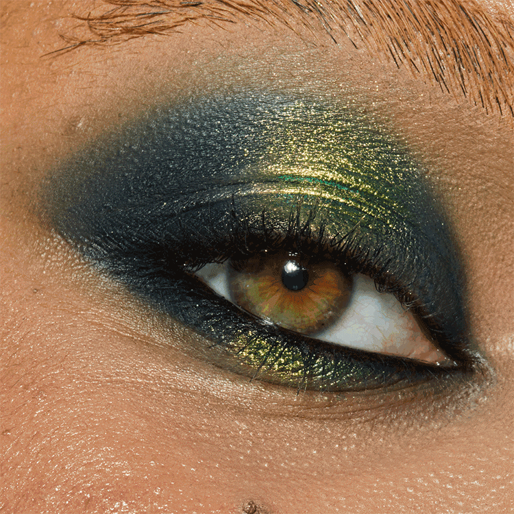 Nahaufnahme eines Auges mit auffälligem Make-up in dunklen und schimmernden Farbtönen.