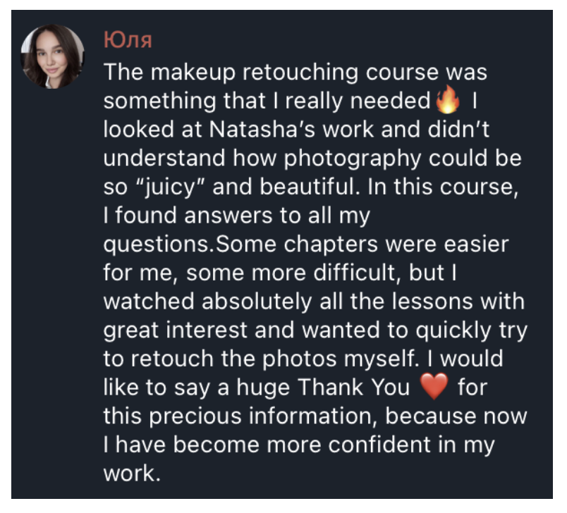 Text einer Bewertung über einen Make-up-Retuschekurs, geschrieben von Юля, mit einem Profilbild einer jungen Frau, schwarzem Hintergrund und roten Akzenten.