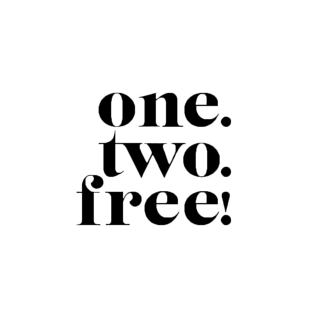 Der Text 'one. two. three!' in einer modernen, verspielten Schrift auf schwarzem Hintergrund.
