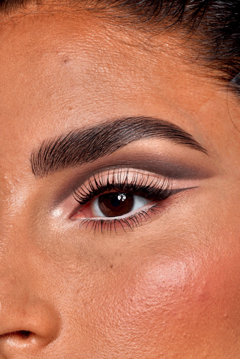 Nahaufnahme eines menschlichen Auges mit makeup, dunklen Augenbrauen und glatter Haut