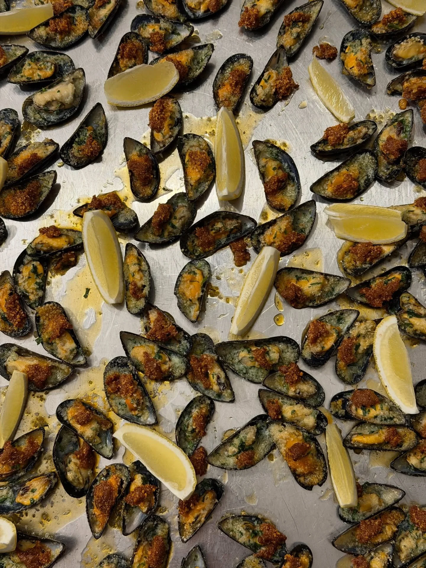 Quoi de mieux pour d&eacute;marrer un &eacute;v&eacute;nement qu&rsquo;un plateau de moules gratin&eacute;es ! ❤️&zwj;🔥

On s&rsquo;occupe de votre &eacute;v&eacute;nement sur mesure. Envoyez nous un message 💙

Traiteur | Chefs priv&eacute;s | &Eac