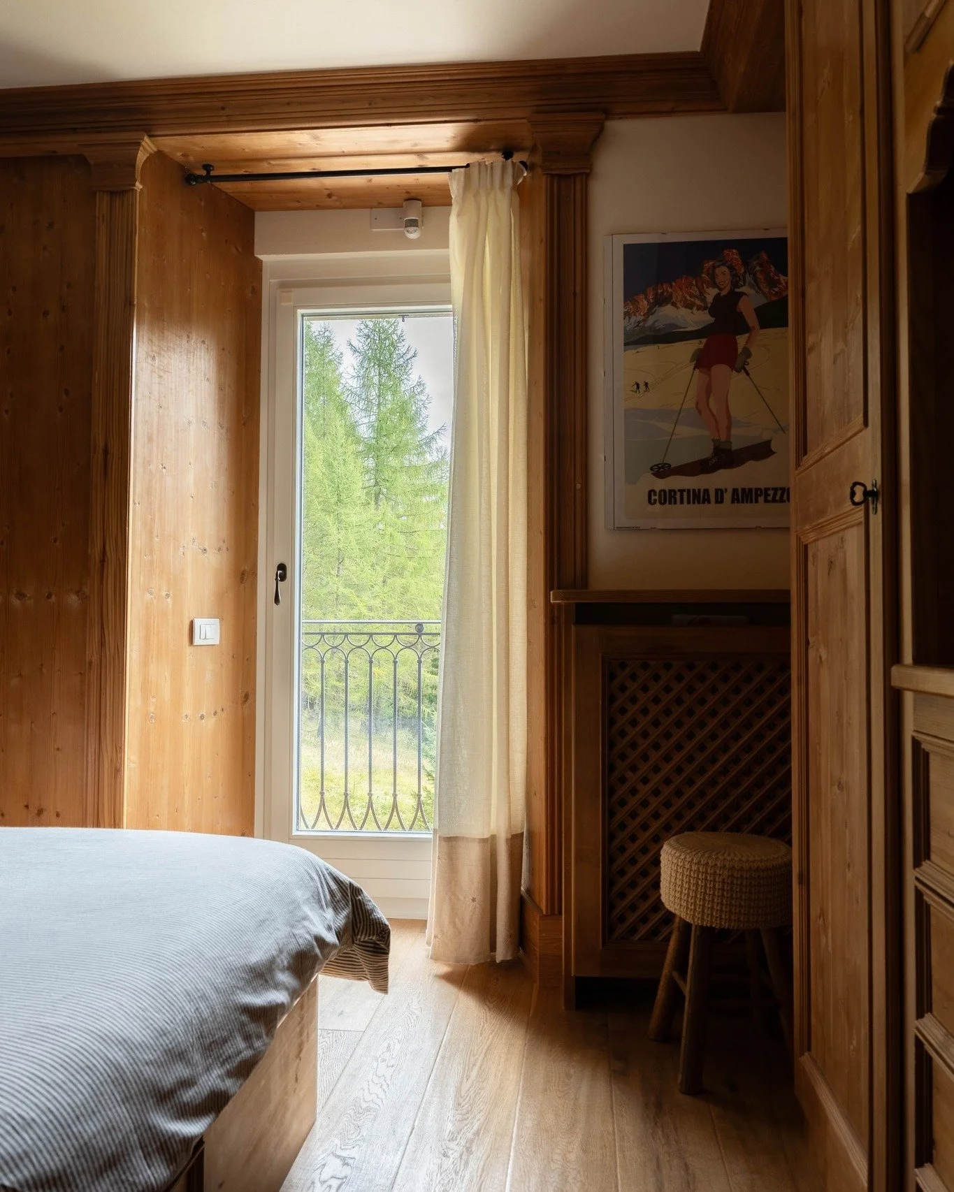 View of the master bedroom and a detail at the entrance.

----------

Vista della camera da letto matrimoniale e dettaglio all'ingresso.