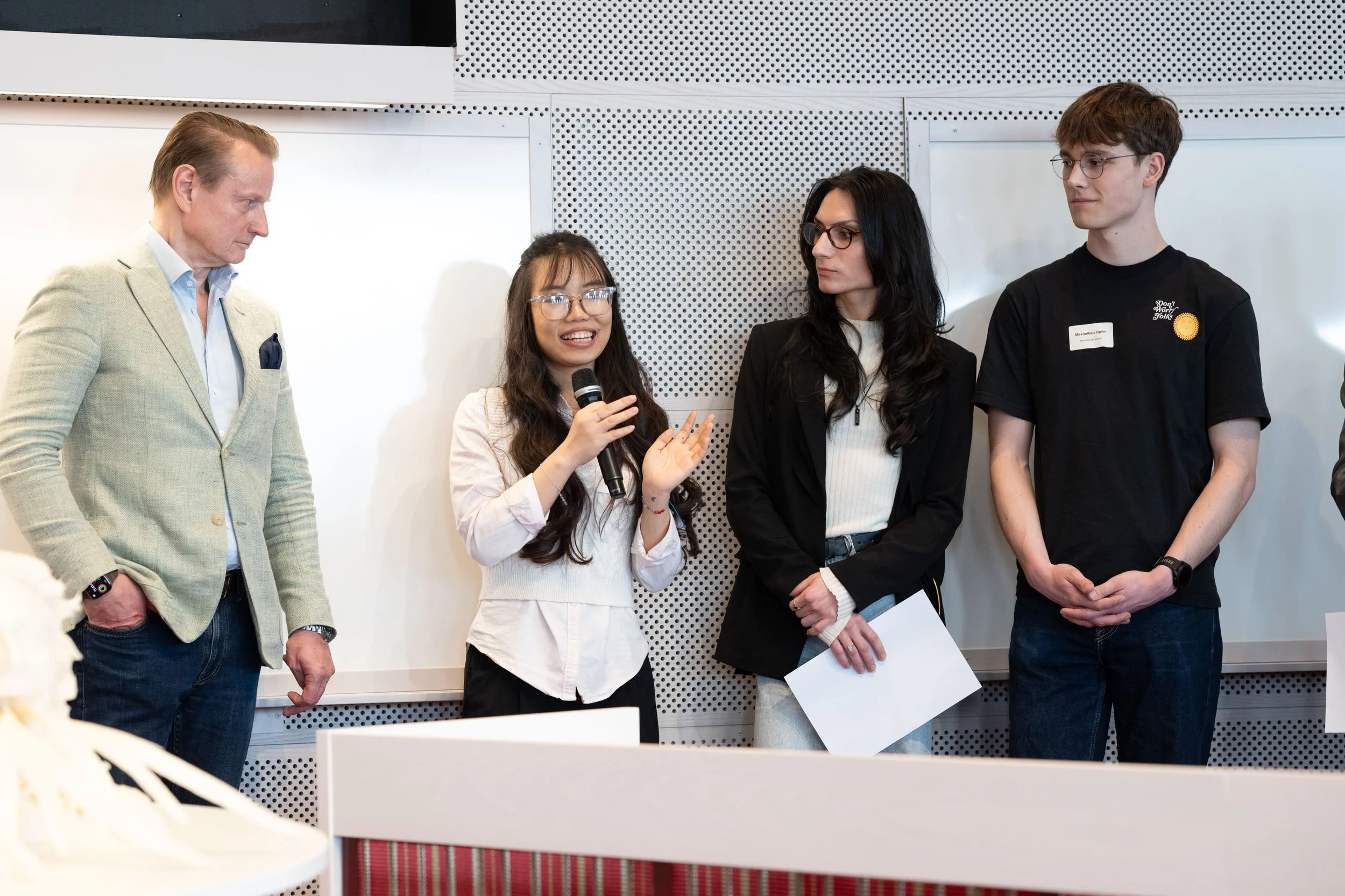  Student Poster Competition winners Ngoc Anh Le, Dunia Rozakis 