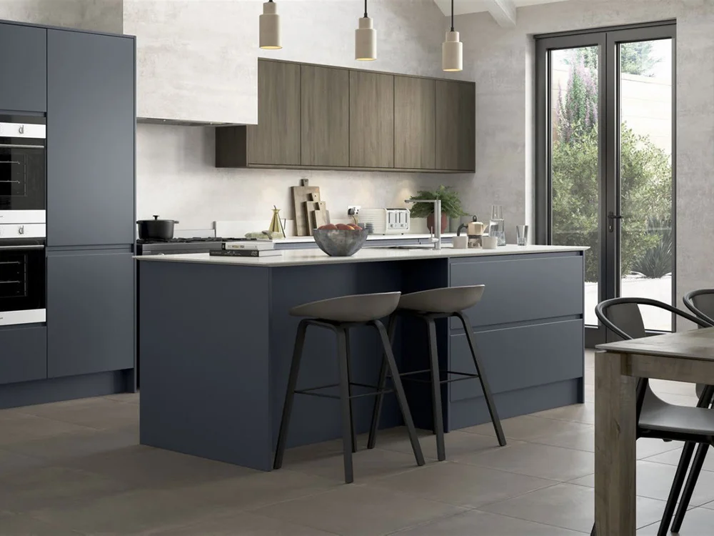 Flat and slab cabinet doors in a modern kitchen