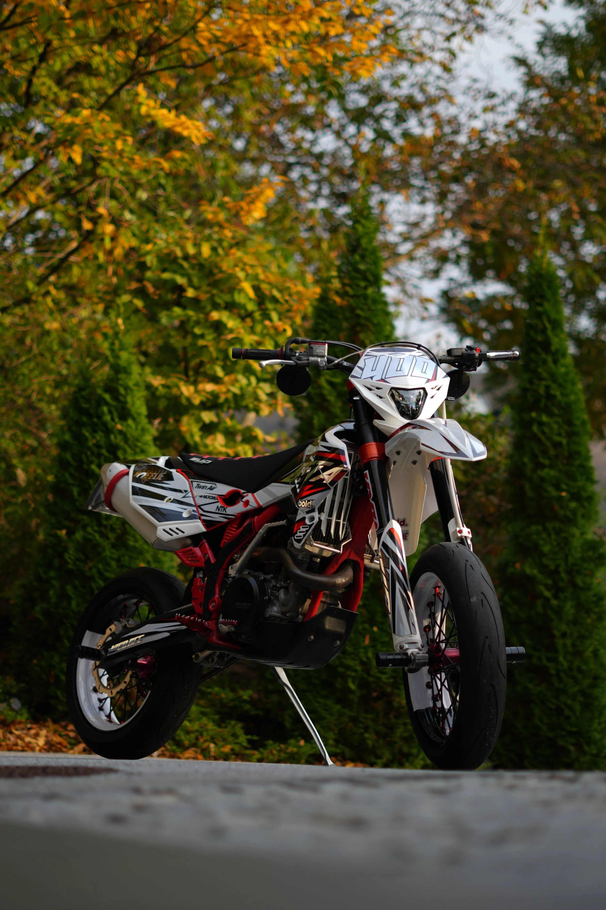 Motorrad vor herbstlicher Baumkulisse