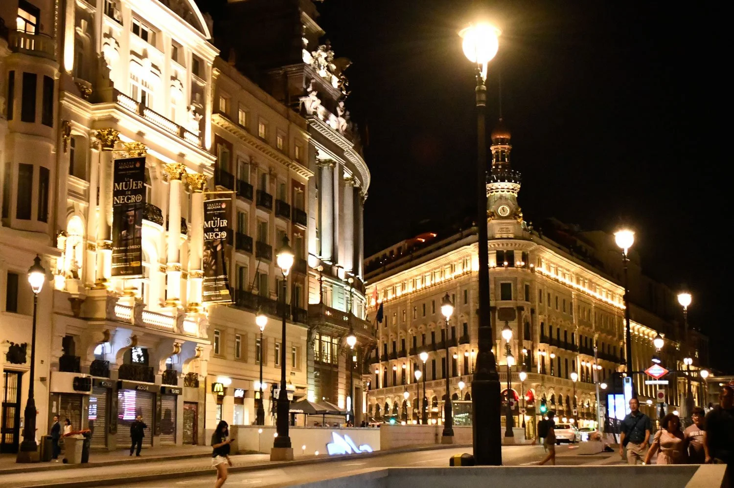 Madrid Street Lamp — Night Scene
