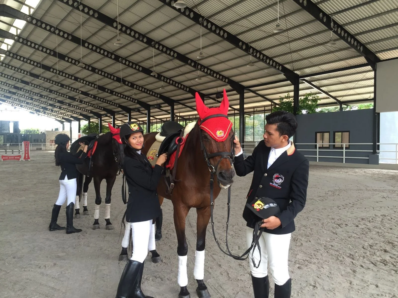 students and horses (2).jpg