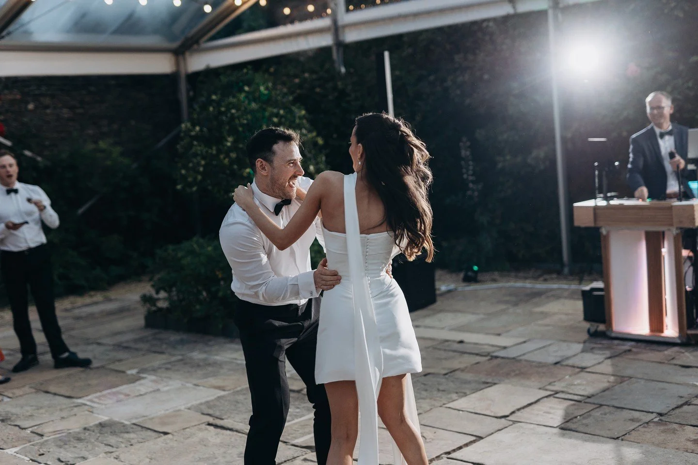 The first dance is often perceived as an intimidating moment for couples.
In reality, it is a carefully positioned transition within the evening.

It brings guests together in one space.
It provides a natural introduction to the dancefloor as a marri