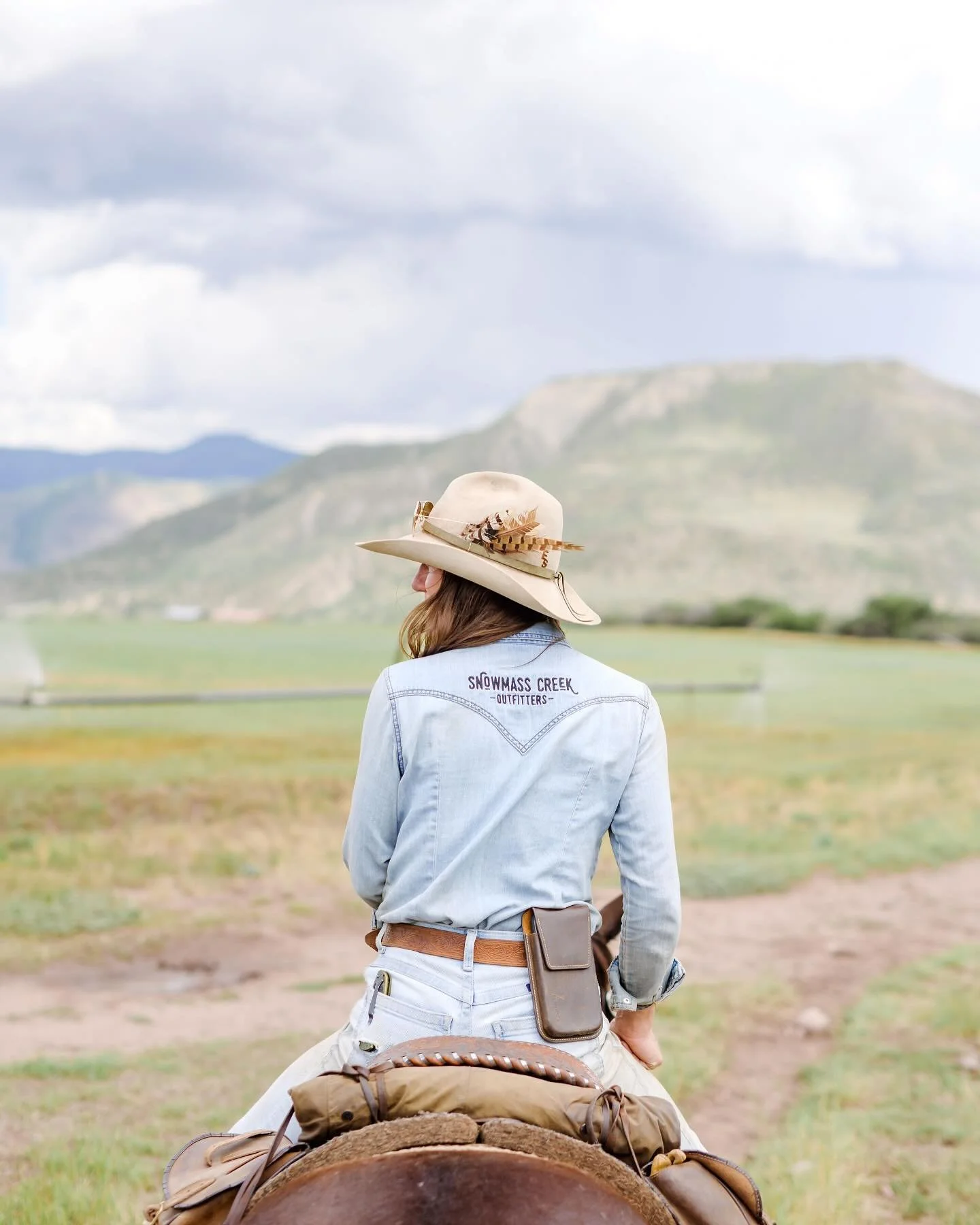 Forget front row &mdash; we&rsquo;re talkin&rsquo; front saddle.

Photo by @maggshots for @snowmass 

#aspen #snowmass #keepingthewestwildsince1978 #keepthewestwild #geldinggirls #cowgirlslikeus #horses #horsesofinstagram #trailride #colorado