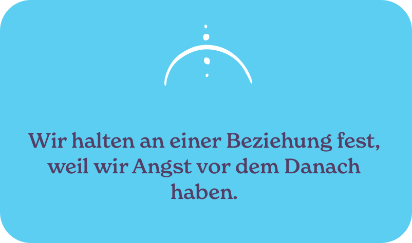 Der Hintergrund ist hellblau und zeigt eine weiße, stilisierte Zeichnung eines Lächelns oder Bogen, mit drei kleinen Punkten darunter. Der Text in der Mitte lautet: 'Wir halten an einer Beziehung fest, weil wir Angst vor dem Danach haben.'