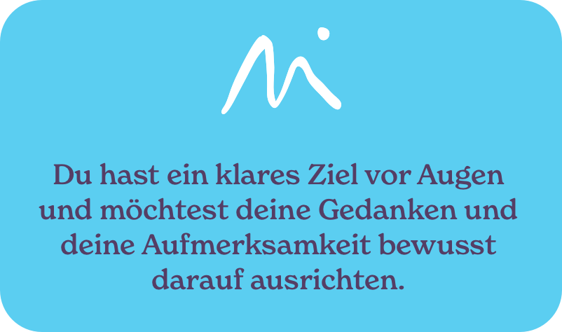 Der Text auf dem Bild lautet: "Du hast ein klares Ziel vor Augen und möchtest deine Gedanken und deine Aufmerksamkeit bewusst darauf ausrichten." Das Bild hat einen hellblauen Hintergrund mit weißer und blauer Schrift und eine stilisierte weiße Linie in der Mitte.