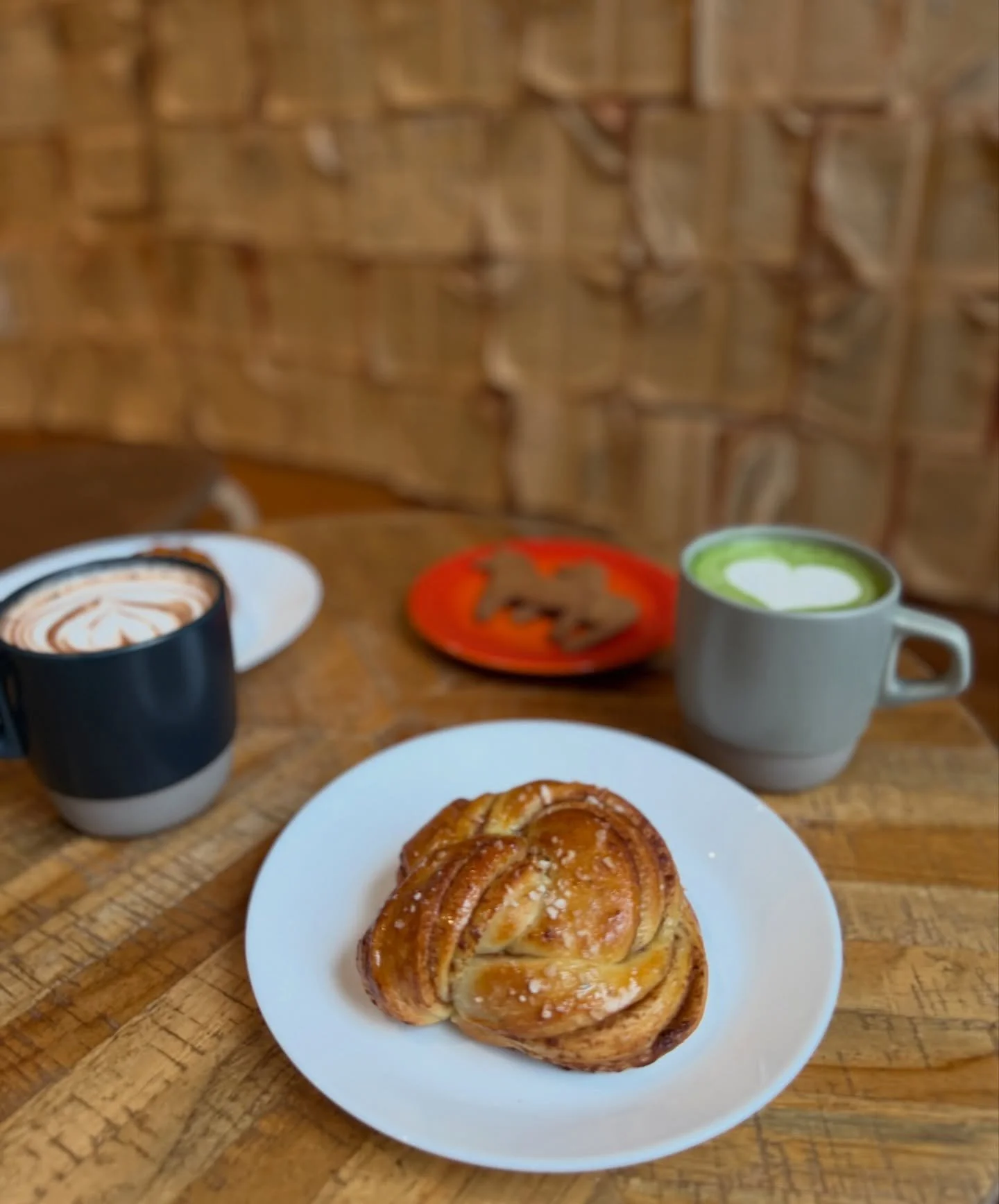 Fika - a beloved Swedish tradition. It&rsquo;s the art of taking a conscious break to enjoy simple pleasures and good company. Or as I like to refer to as &ldquo;work/snack balance&rdquo; 

Tag the besties you wanna Fika with! 🥳

Ps. If you haven&rs